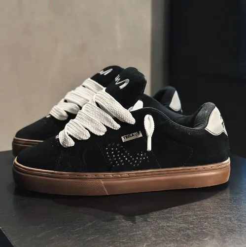 Tesla Hertz Black Gum Silas Bisteca